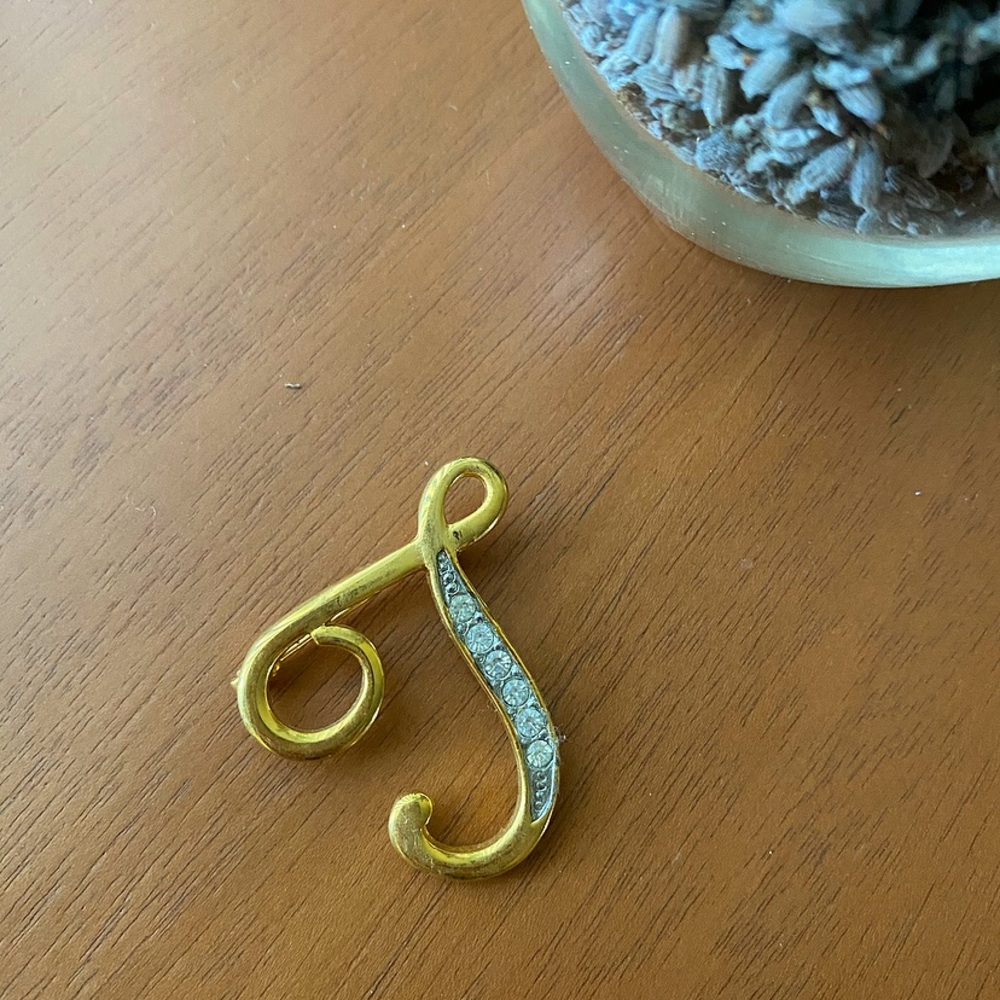 “T” Monogram Pin ✨ VINTAGE - Picture 5 of 6